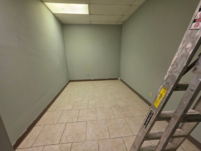 More Photos Of 110 N Range Line Rd, Joplin General Retail For Lease