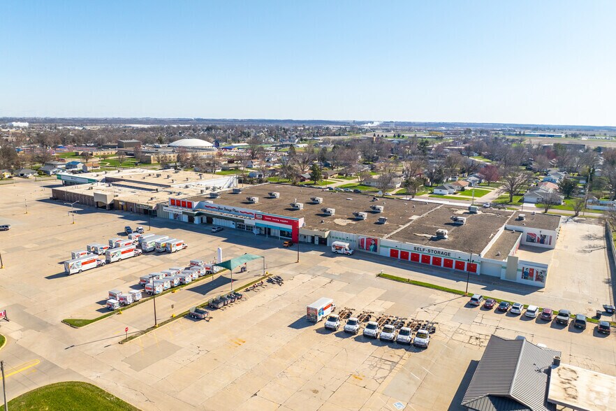 More Photos Of 1700 S Center St, Marshalltown General Retail For Sale