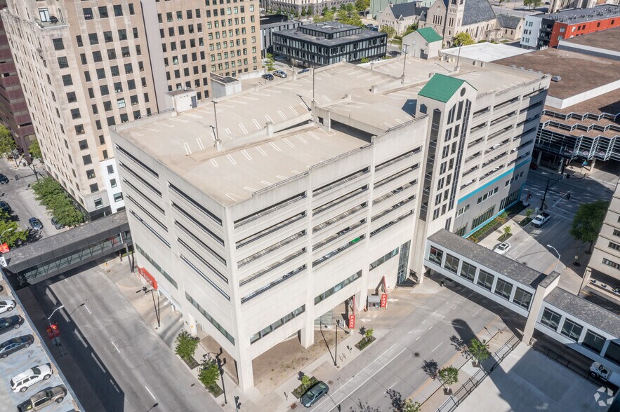 More Photos Of 500 Grand Ave, Des Moines Parking Garage For Lease
