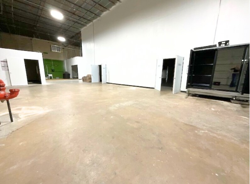 More Photos Of 4400-4412 SW 25th St, Oklahoma City Distribution For Lease