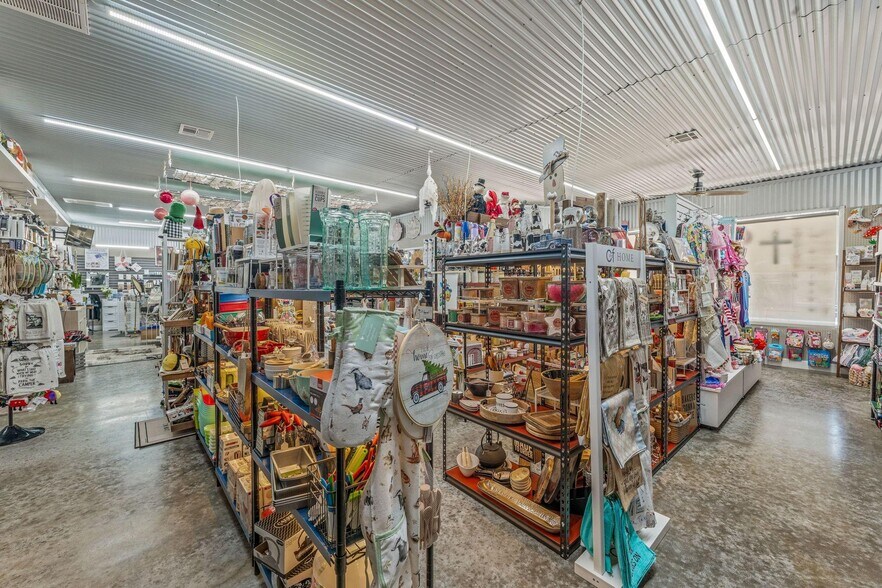 More Photos Of 120 E Blackjack St, Dublin Storefront For Sale