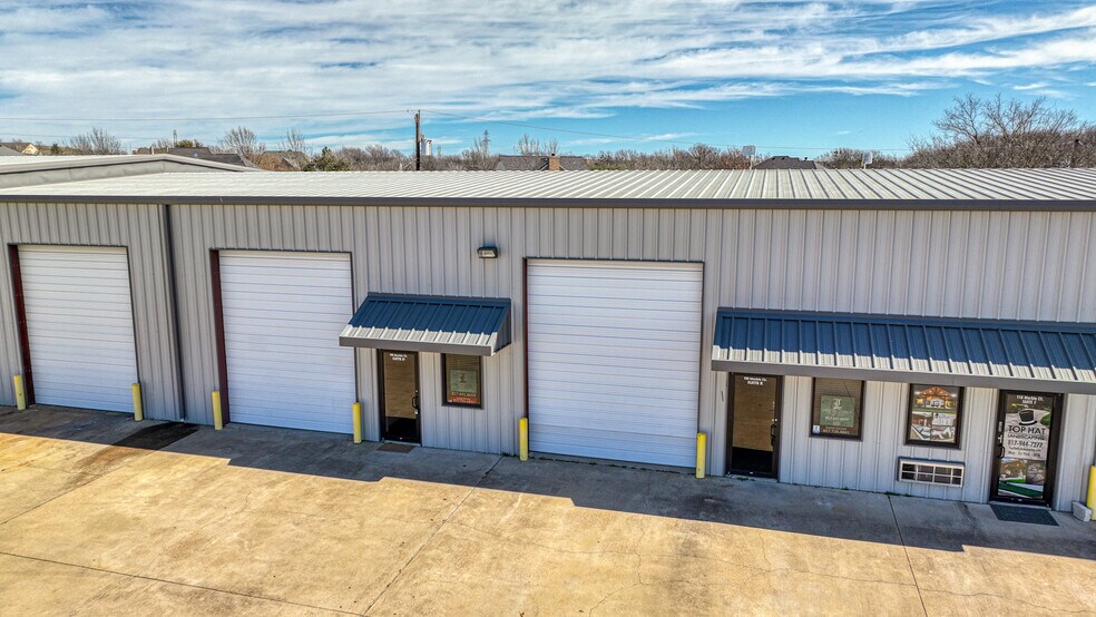 Primary Photo Of 118 Marble Ct, Aledo Showroom For Lease