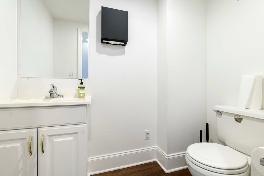 More Photos Of 4105 Hillsboro Cir, Nashville Office For Sale