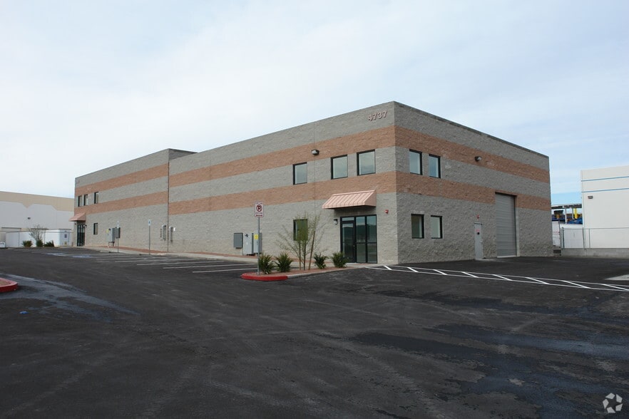 More Photos Of 4737-4741 Vandenberg, North Las Vegas Warehouse For Lease