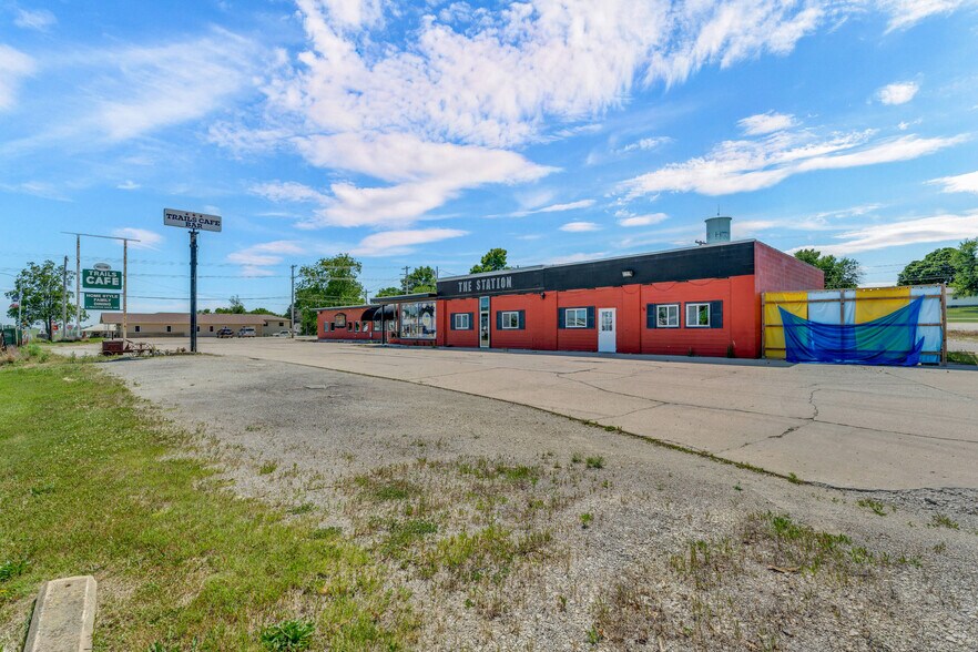 More Photos Of 601 Arizona Ave, Holton General Retail For Sale