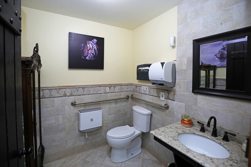 More Photos Of 532 State St, Santa Barbara Restaurant For Sale