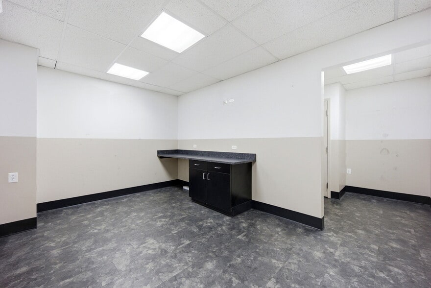More Photos Of 2800 E Platte Ave, Colorado Springs Auto Repair For Lease