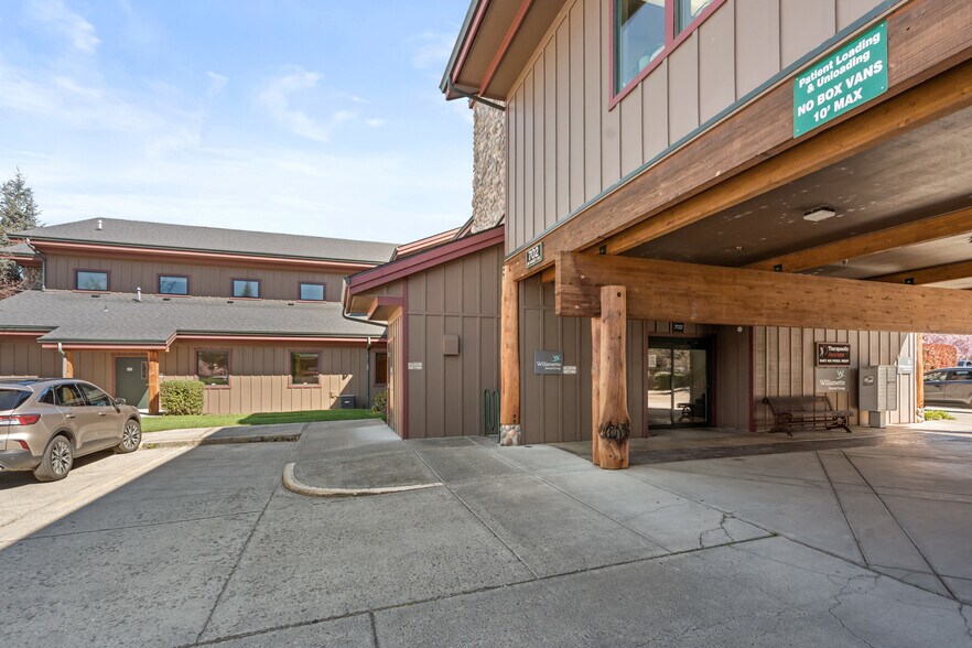 More Photos Of 700 SW Ramsey Ave, Grants Pass Medical For Lease