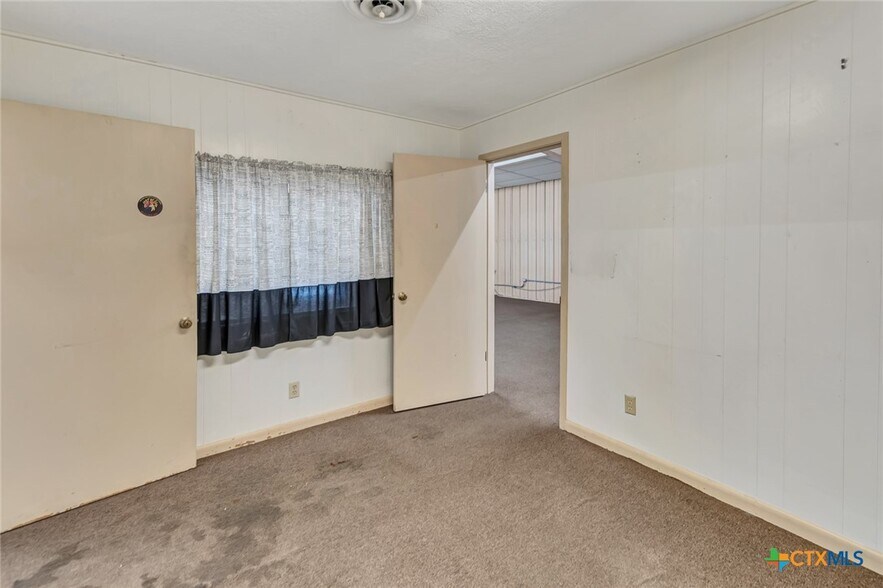 More Photos Of 306 N Wells St, Edna Office For Sale