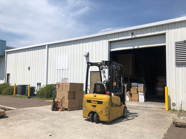 More Photos Of 1006 Bankton Cir, Hanahan Light Manufacturing For Lease