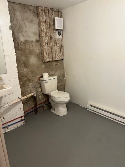 More Photos Of 211 W 2nd St, Chester Industrial For Lease