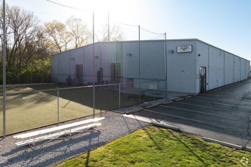 More Photos Of 1000 Camera Ave, Crestwood Flex For Lease