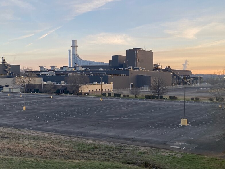 More Photos Of 134 Waupaca Dr, Etowah Manufacturing For Sale