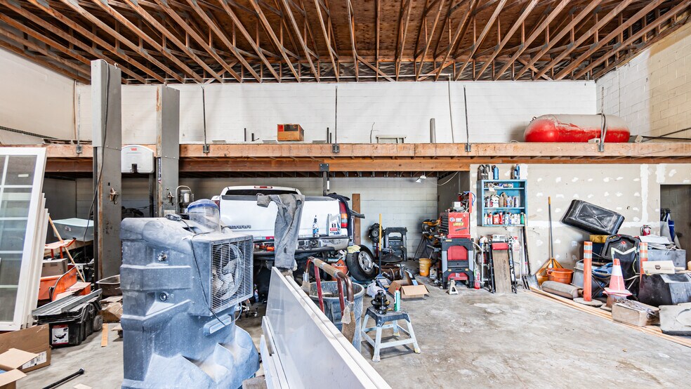 More Photos Of 411 Veile Ave, Beaumont Warehouse For Lease