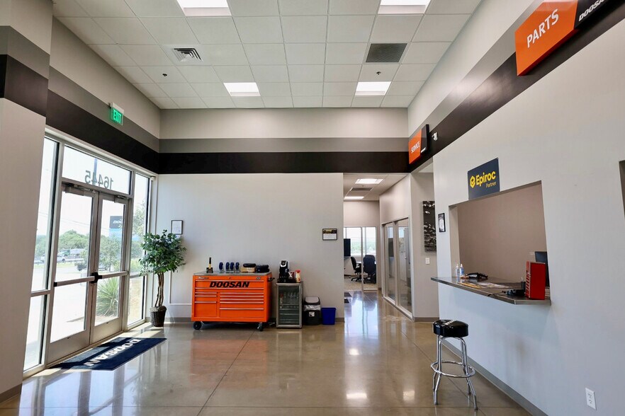 More Photos Of 16445 N Interstate 35, Pflugerville Warehouse For Sale