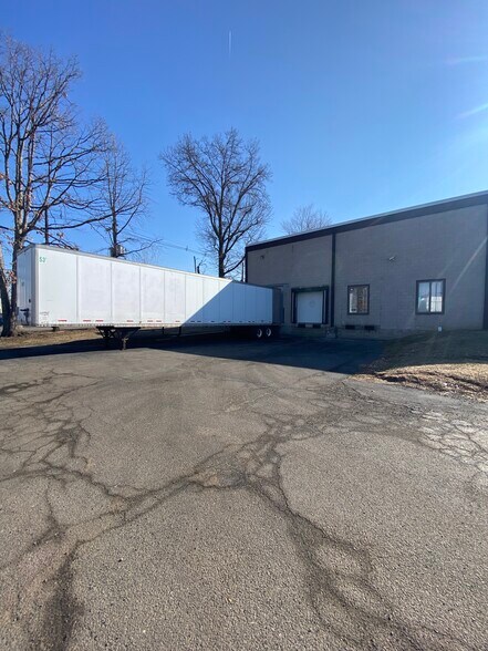 More Photos Of 25 Pier Ln W, Fairfield Warehouse For Lease