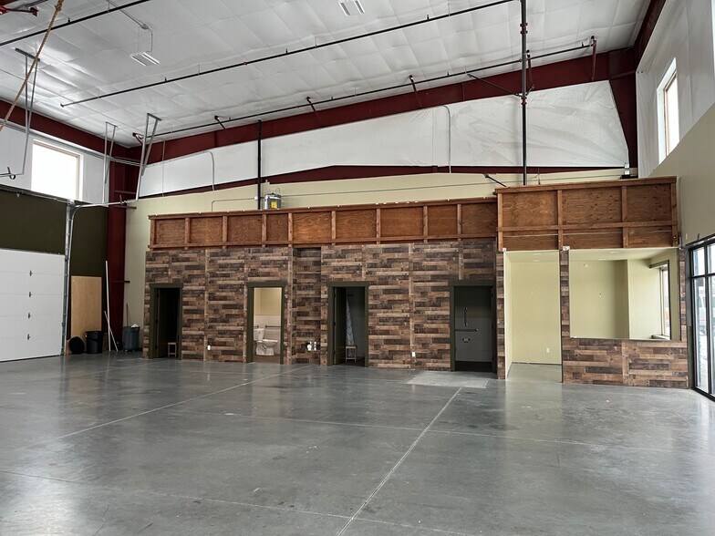 More Photos Of 8804 W Victoria Ave, Kennewick Showroom For Lease