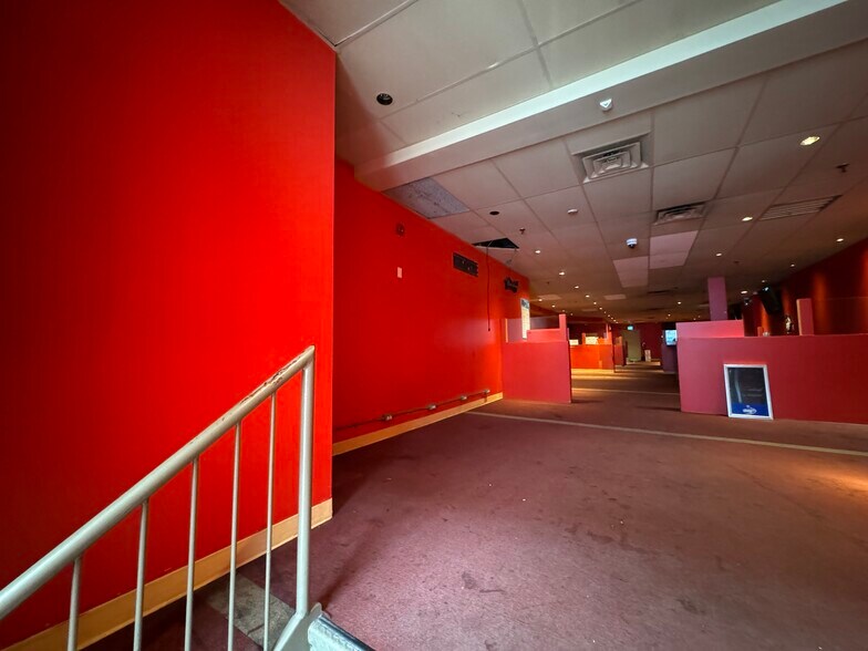 More Photos Of 1055 Boul Saint-Laurent, Montréal General Retail For Lease