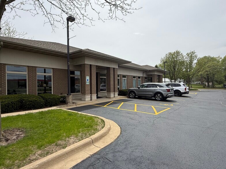 More Photos Of 608 E Veterans Pky, Yorkville Medical For Lease