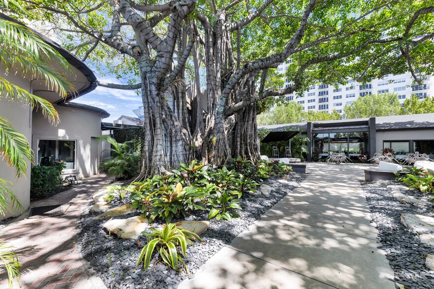 More Photos Of 2400 E Las Olas Blvd, Fort Lauderdale Storefront For Sale