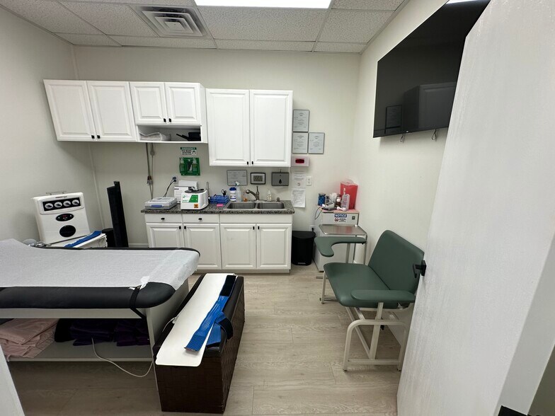 More Photos Of 5920 S Rainbow Blvd, Las Vegas Office For Sale