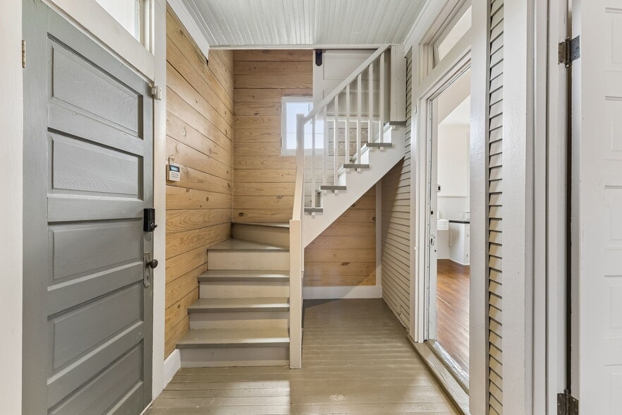 More Photos Of 117 W Mistletoe Ave, San Antonio Office For Sale