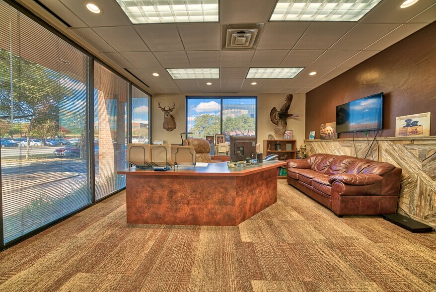 More Photos Of 10906 Laureate Dr, San Antonio Light Distribution For Lease