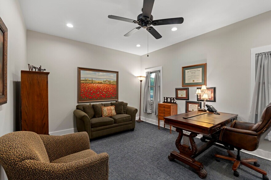 More Photos Of 9518 Tioga Dr, San Antonio Office For Sale