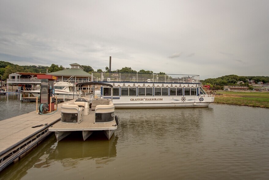 More Photos Of 215 W Water St, Grafton Marina For Sale