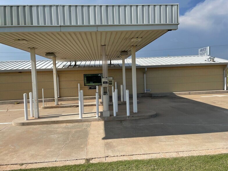 More Photos Of 924 Missouri, Walters Bank For Sale