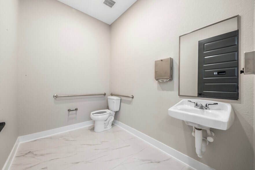 More Photos Of 213 Bella Katy Dr, Katy Medical For Lease
