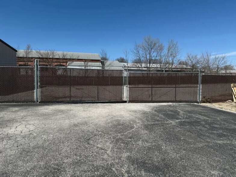 More Photos Of 1175 N Independence St, Harrisonville Warehouse For Lease