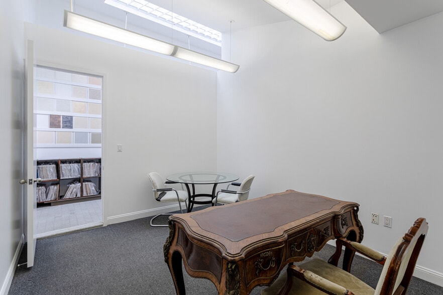 More Photos Of 234 Russell St, Brooklyn Showroom For Lease