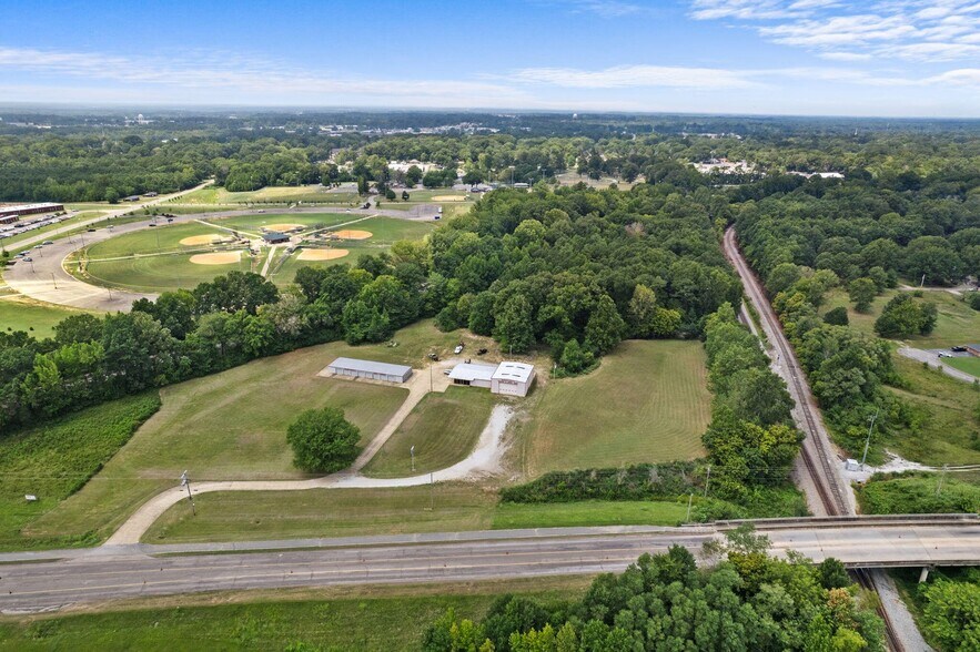 More Photos Of 504 S Harper Rd, Corinth Showroom For Sale