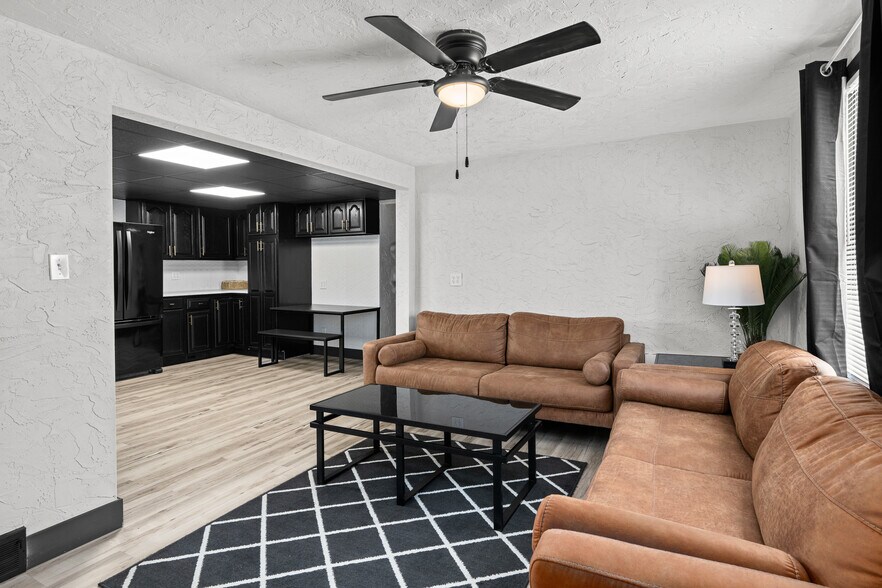 More Photos Of 2400 24th St, Rock Island Office Residential For Lease