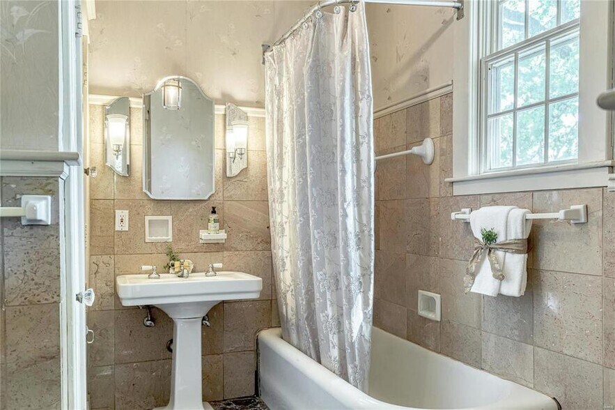 More Photos Of 11475 Lilac Ave, Saint Louis Specialty For Sale