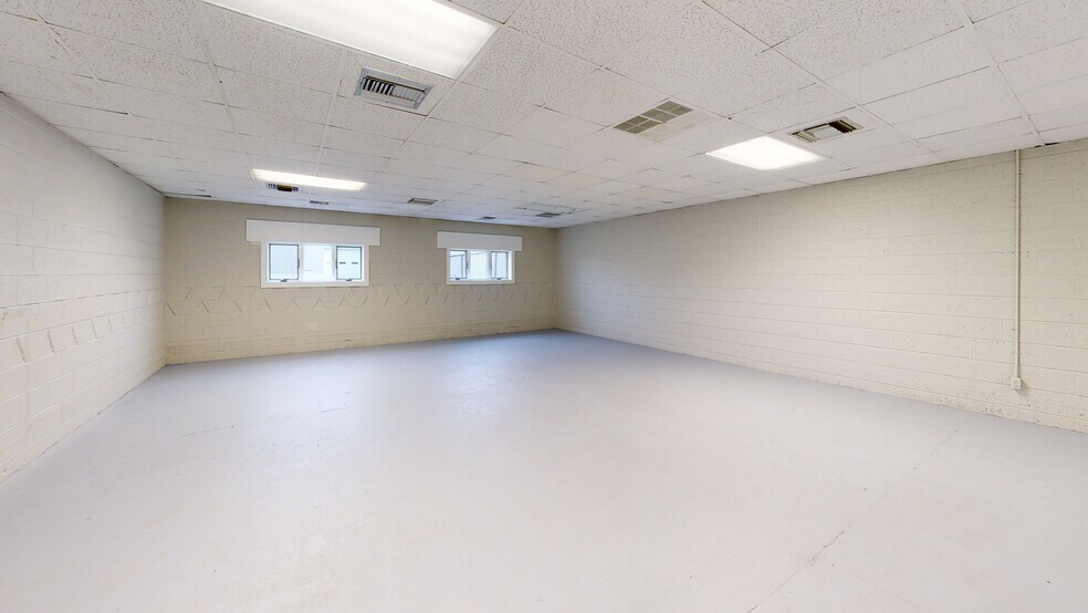 More Photos Of 801 S Henry St, Bay City Distribution For Sale