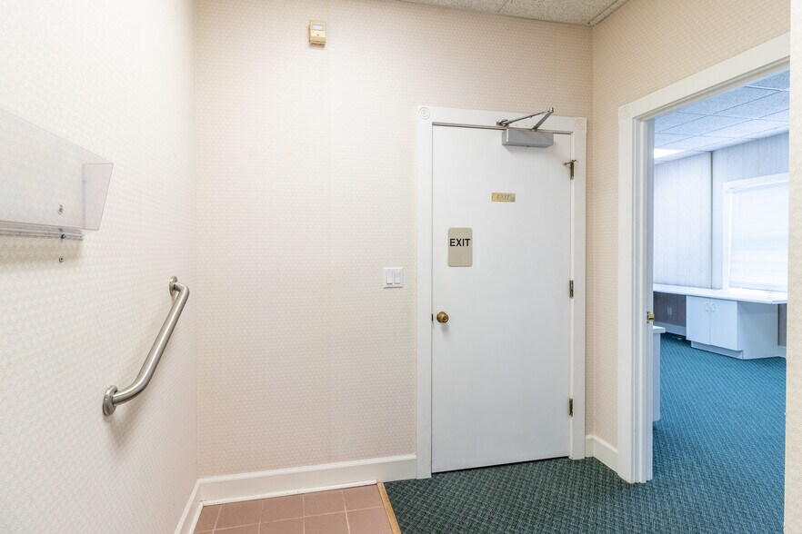 More Photos Of 1421 Ross Dr, Dalton Office For Sale