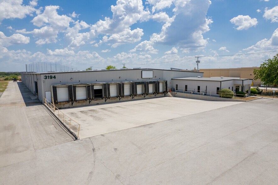 More Photos Of 3194 N Interstate 35, New Braunfels Warehouse For Lease