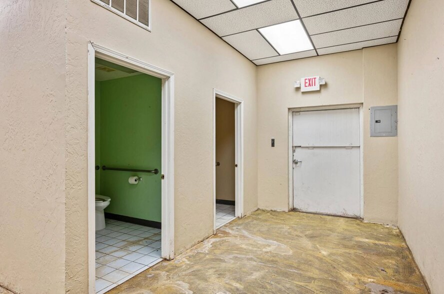 More Photos Of 1511 NW Cache Rd, Lawton General Retail For Sale