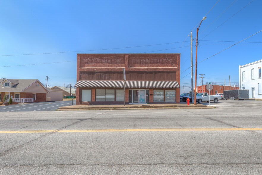 More Photos Of 204 S Broadway, Coweta Office For Sale