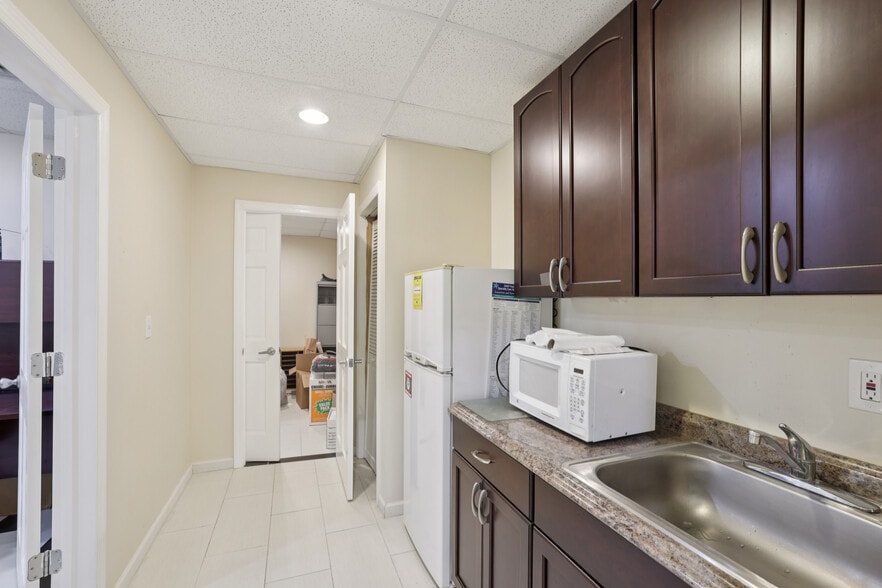 More Photos Of 362-364 Parsippany Rd, Parsippany Office For Sale