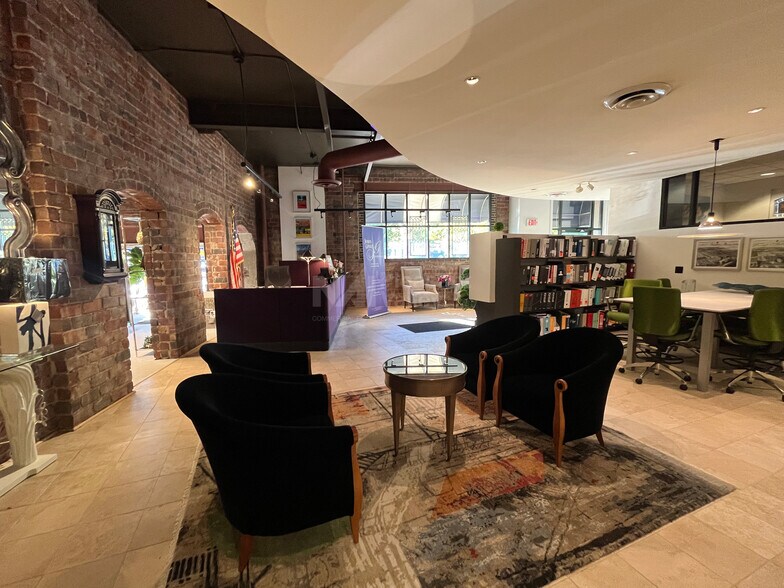 More Photos Of 701 S Broadway St, Akron Showroom For Lease