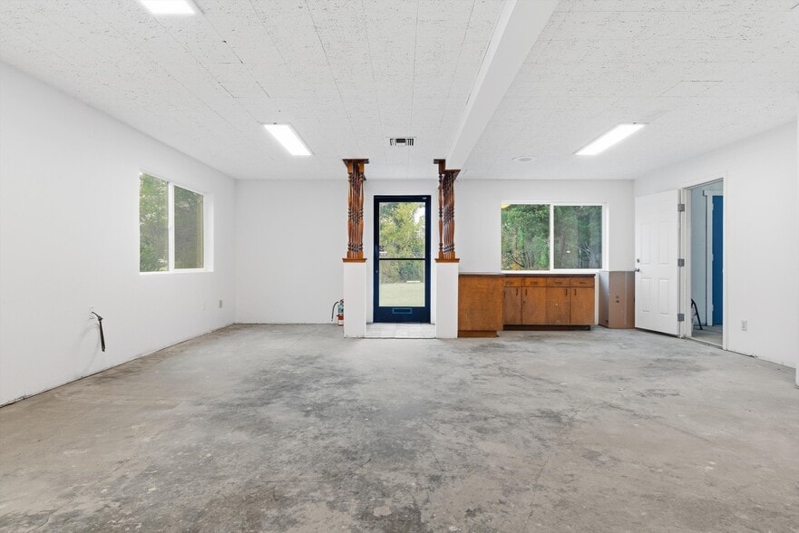 More Photos Of 9550 Main St, Penngrove Showroom For Sale