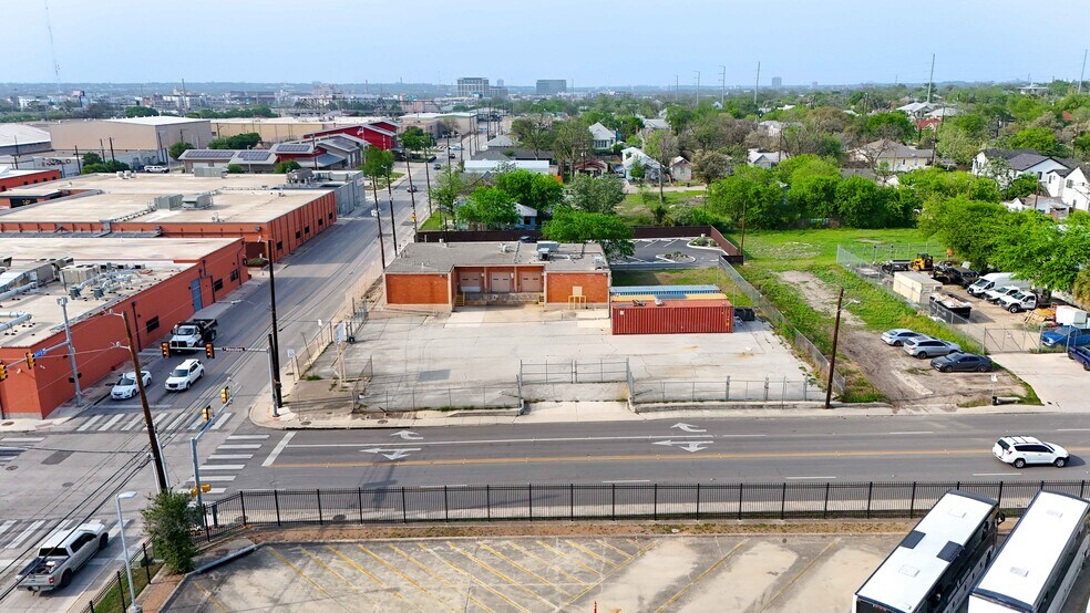 More Photos Of 1403 E Houston St, San Antonio Flex For Lease