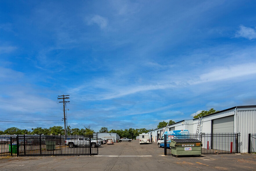 More Photos Of 5753 Auburn Blvd, Sacramento Warehouse For Lease