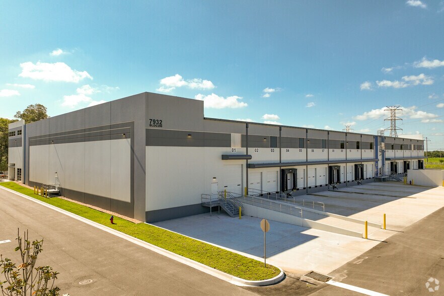 More Photos Of 7918 Harney Rd, Tampa Warehouse For Lease