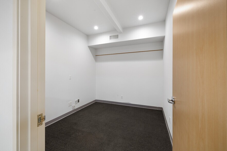 More Photos Of 18536 Oxnard St, Tarzana Warehouse For Sale