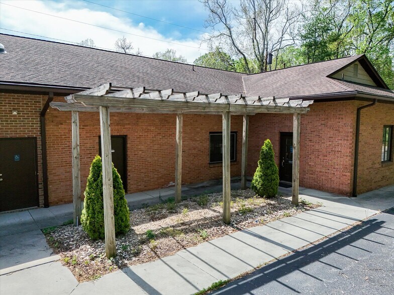 More Photos Of 1335 Hardy Rd, Vinton Medical For Lease