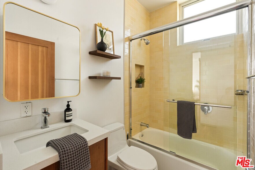 More Photos Of 1076 Palms Blvd, Venice Apartments For Sale